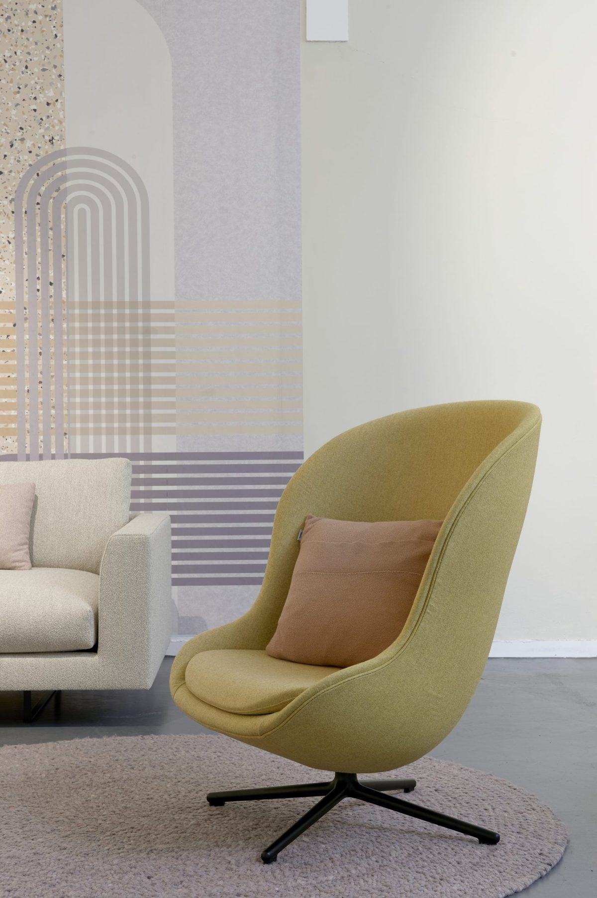 flow lab rotterdam woonwinkel sfeerafbeelding showroom fauteuil geel normann copenhagen